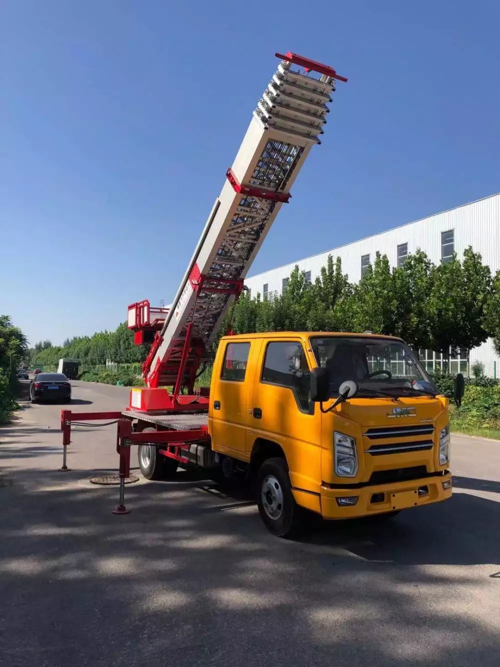 钢城附近的云梯车出租服务：轻松解决高空作业需求